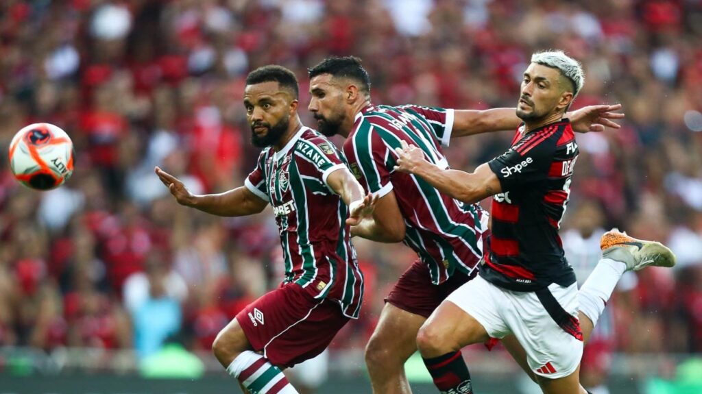 fluminense x flamengo onde assistir, Samuel Xavier e Arrascaeta disputando bola
