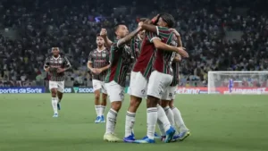 fluminense x independiente rivadavia onde assistir. Jogadores do Fluminense se abraçam